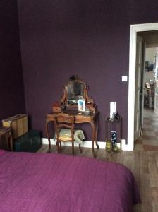 um quarto com uma mesa com um espelho e uma cama em Appt 90 m2, quartier tranquille em Grenoble
