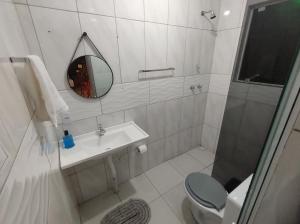 Koupelna v ubytování Cabana rústica a 900m da Praia da Ribanceira + 14 fotografií