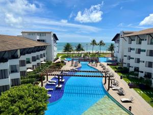 een luchtfoto van het zwembad van het resort bij Flat Luxo - Pé na Areia - Maui Beach Residence in Tamandaré