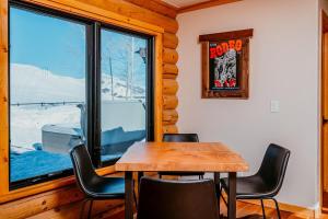 Fotografie z fotogalerie ubytování Gorgeous Log Cabin Close to Town with Hot Tub v Hailey