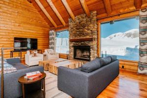Ruang duduk di Gorgeous Log Cabin Close to Town with Hot Tub