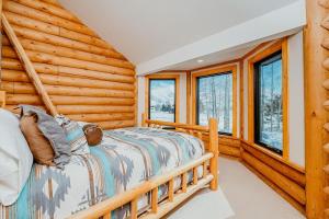 Katil atau katil-katil dalam bilik di Gorgeous Log Cabin Close to Town with Hot Tub