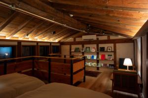 sypialnia z dwoma łóżkami i telewizorem w pokoju w obiekcie willow. w mieście Toyooka