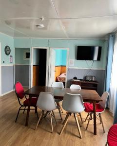 una sala da pranzo con tavolo e sedie di Casa central en Punta Arenas a Punta Arenas