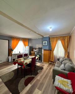 uma sala de estar com um sofá e uma mesa em Casa central en Punta Arenas em Punta Arenas