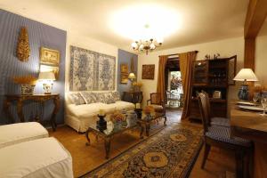 a living room with a couch and a table at Casas Park Way in Brasília