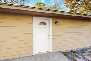 un garaje con una puerta blanca en una casa en Denton Place Studio, en Denton