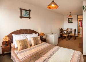 1 Schlafzimmer mit einem Bett und einem Esszimmer in der Unterkunft Hotel Benavides in Arequipa