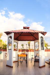 einen Pavillon mit einem Tisch auf einer Terrasse in der Unterkunft Hotel Benavides in Arequipa