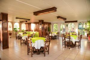 a dining room with green tables and chairs at Hotel Benavides in Arequipa