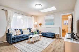 a living room with a blue couch and a tv at Eastgate Rambler BY Betterstay in Bellevue