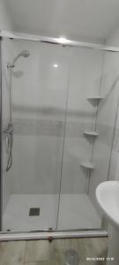 y baño con ducha de cristal y lavabo. en Apartamento Agradables 3, en Madrid