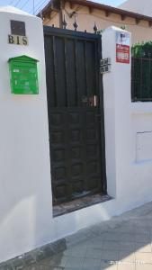 una puerta negra en un lado de un edificio blanco en Apartamento Agradables 3, en Madrid