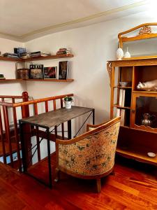 comedor con mesa y silla en Colosseum Luxury Apartment, en Roma