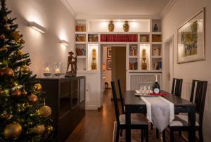 una sala da pranzo con un albero di Natale e un tavolo di Sant'Ivo Apartments a Roma