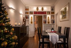 ローマにあるSant'Ivo Apartmentsのクリスマスツリーとテーブルのあるダイニングルーム