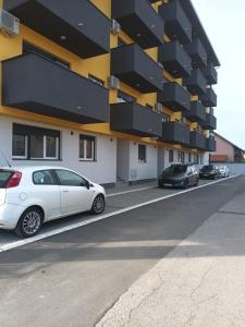 a white car parked in front of a building at Lux studio sa saunom Ampelitsi in Ledine