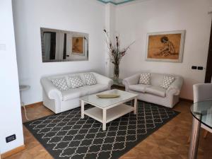 a living room with two couches and a coffee table at Villa Florencia in Boca Chica
