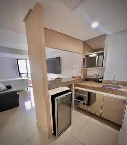 uma cozinha com uma grande bancada num quarto em MARINAS PRAIA Flat em João Pessoa