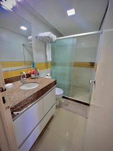 uma casa de banho com um WC, um lavatório e um chuveiro em MARINAS PRAIA Flat em João Pessoa