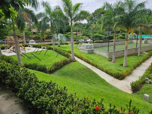 Um jardim no exterior de Encantador Apartamento en Santa fe de Antioquia