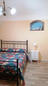 1 dormitorio con 1 cama y vestidor con ventana en Mandevilla Home en Caiazzo