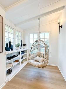 una habitación con una silla colgante en una habitación en Modern 2-Bedroom Gem Close to Beverly Hills - DOH2, en Los Ángeles