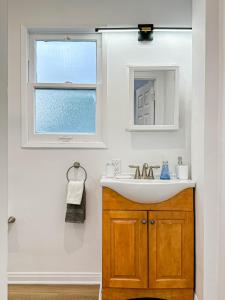 bagno con lavandino e finestra di Modern 2-Bedroom Gem Close to Beverly Hills - DOH2 a Los Angeles