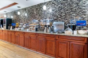 eine Küche mit einer Theke mit einem Haufen Essen in der Unterkunft Best Western Executive Inn & Suites in Grand Rapids