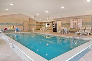 - une grande piscine d'eau bleue dans un bâtiment dans l'établissement Best Western Executive Inn & Suites, à Grand Rapids