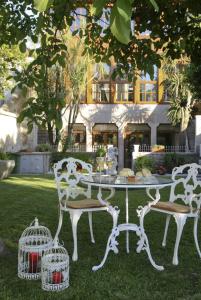 a white table with two chairs and a bird cage at Casa Manuel Espregueira e Oliveira in Viana do Castelo