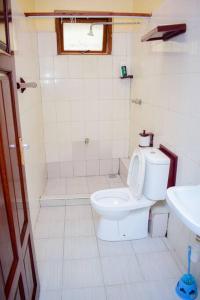 ein weißes Bad mit einem WC und einem Waschbecken in der Unterkunft Luxe stay Airbnb in Mtwapa