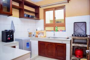 eine Küche mit einer Spüle und einem Kühlschrank in der Unterkunft Luxe stay Airbnb in Mtwapa