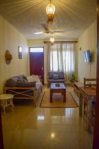 ein Wohnzimmer mit einem Sofa und einem Tisch in der Unterkunft Luxe stay Airbnb in Mtwapa