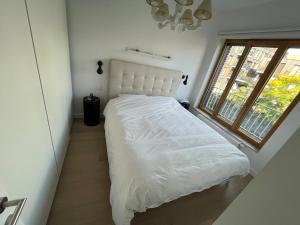 En eller flere senge i et værelse på Luxury apartment, private terrace & FREE PARKING