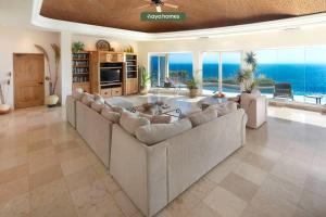 カボ・サン・ルーカスにあるCliffside 8BR Villa with Breathtaking Views - Poolの大きなソファ付きの広いリビングルーム