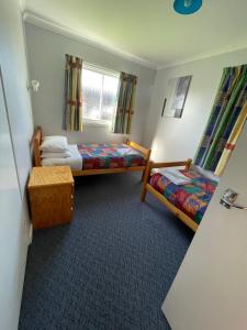 um quarto com duas camas e uma janela em Orford Prosser Holiday Units em Orford