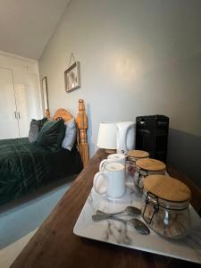 een kamer met een houten tafel en een dienblad met een kopje koffie bij House near to CastleCourt shopping in Belfast