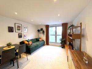sala de estar con sofá verde y mesa en Vibrant City Apt 2 Bed in Hoxton and Shoreditch, en Londres