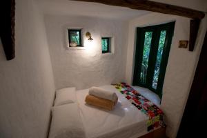 a small bedroom with a bed and a window at Finca Los Abuelos - La Planta in Concepción