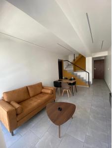 a living room with a couch and a table at Departamento habitación privada balcón terraza in Mexico City