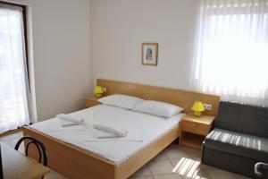 Postel nebo postele na pokoji v ubytování Apartments Čuljak Rab