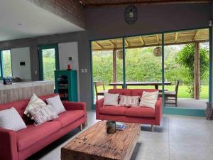 uma sala de estar com dois sofás vermelhos e uma mesa em Casa de campo en Asia em Asia