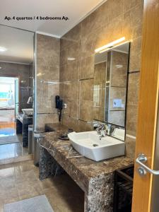 baño con lavabo y espejo grande en Passadiços da Ria, en Aveiro