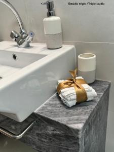 un lavabo con una toalla encima en Passadiços da Ria, en Aveiro