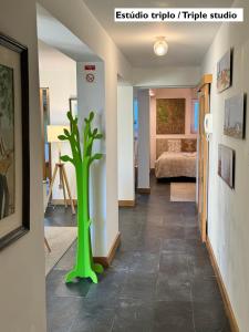 un pasillo con un jarrón verde en el medio de una habitación en Passadiços da Ria, en Aveiro