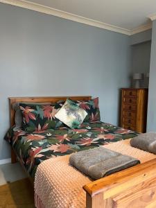 een slaapkamer met een bed met een bloemendeken bij House near to CastleCourt shopping in Belfast