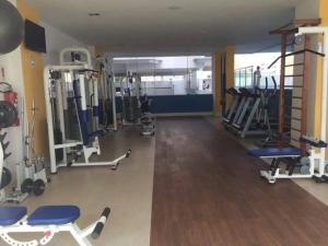 een fitnessruimte met diverse loopbanden en andere apparatuur bij Excelente Cobertura Duplex in Cabo Frio