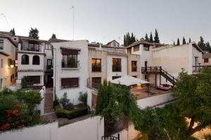 uma vista de um edifício com um guarda-chuva em frente em Casa Bombo em Granada