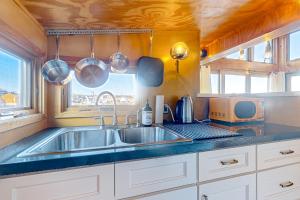 eine Küche mit einer Spüle und einer Mikrowelle in der Unterkunft Rockport Sunday in Rockport